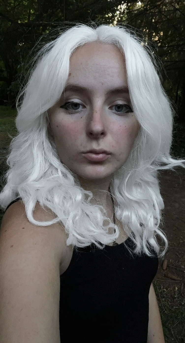 flux-context.com, flux kontext, style: none, prompt: Change les cheveux en blanc